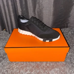 H&M Skor - Säljer ett par stilrena H Bouncing sneakers från H i mycket fint skick. En exklusiv och modern modell med sportig design, perfekt för dig som vill kombinera komfort med lyx.  Skorna är tillverkade i högkvalitativa material och ger en riktigt snygg look till både vardag och mer uppklädda outfits. Väldigt sköna att gå i.  • Storlek: 44 • Färg: Svart med vit sula • Skick: Mycket bra, Oanvända • Pris: 2100 kr  Skickas samma arbetsdag! Alltid noggrant paketerad. Hör av dig vid frågor!