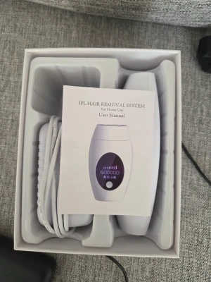 IPL hårborttagningsapparat Nordic Skin - Säljer en vit IPL hårborttagningsapparat från Nordic Skin. Den har en digital display och ergonomisk form, perfekt för enkel hårborttagning hemma. Kommer med sladd och användarmanual i originalförpackning. Endast packat upp den, aldrig använd.
