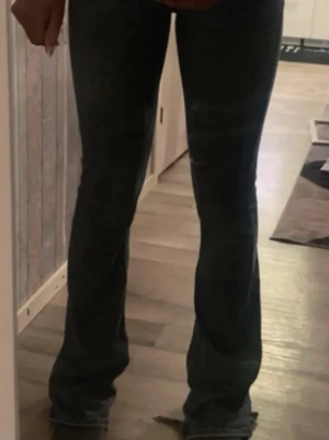  bootcut jeans - Säljer ett par bootcut jeans med klassisk femficksdesign. Jeansen har hög midja och utsvängda ben, vilket ger en snygg siluett. Perfekta för dig som gillar en retroinspirerad look och vill ha ett par jeans som sticker ut lite extra. De är i tall 
