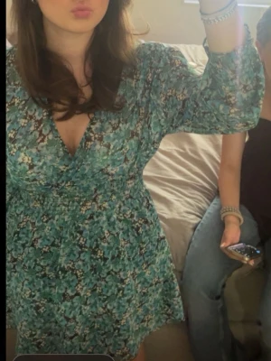 Blommig klänning  - Säljer en kort omlottklänning med blommigt mönster från Zara. Strl S, fint skick☺️☺️