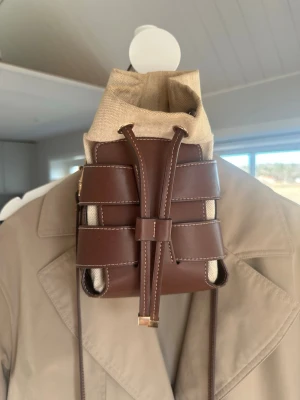 Brun och beige crossbody handväska - Säljer nu den trendiga väskan från H&M! 400kr!