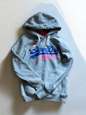 Superdry Hoodie Xs - Säljer en riktigt fet hoodie! Passar till alla outfits, stilren och inga defekter! 🌟  Storlek Xs  Kom privat via mer bilder, och tivla inte med att ställa frågor👍😊
