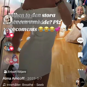 Vit kort klänning med puffärmar / studentklänning  - LAPPAR KVAR Trendig vit kortklänning med offshoulder puffärmar och figurnära passform. Klänningen har en stilren design med raka linjer och tunna axelband. Perfekt för dig som vill sticka ut med en modern och elegant look.