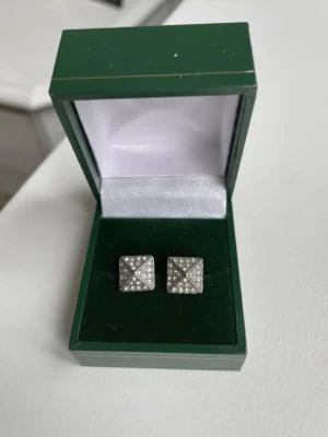 Silvriga örhängen Dyrberg/Kern - Säljer ett par silvriga örhängen från Dyrberg/Kern. 