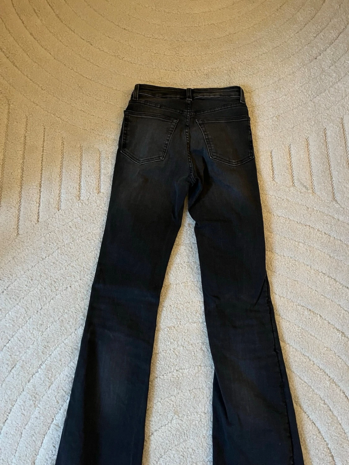 Svarta bootcut jeans från Zara med medelhög midja - 1