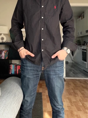 Polo Ralph Lauren Slim Fit Skjorta - | Polo Ralph Lauren | Skjorta | Slim Fit | Medium | Svart | Röd Logga | 399kr | Mycket Bra Skick |  Skickas inom 24h📦  Pris ej hugget i sten🪨   Kontakta vid minsta fråga eller fundering🤩