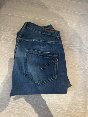 Dondup Straight - Säljer ett par riktigt schyssta Domdup Stan Dart jeans med en straight fit modell. Byxan är något uppsydd nedtill vilket gör att de sitter perfekt på någon runt 180 väger ca 80kg. Priset kan självklart diskuteras och om mer bilder behövs så är det bara att skriva.