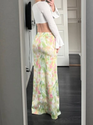 Maxikjol NAKD intressekoll! - Maxikjol i satin Nakd xs/s. Kollar intresset på den här fina sommarkjolen. I mycket bra skick! Nypris 549kr