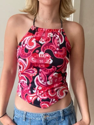 🍒Vintage y2k haltertopp🍒 - 🍒FLOWER POWER 🍒Trendig vintage y2k haltertopp med blommor. Kommer i ett stretchigt micromaterial. Modellen är 172cm för referens.🍒