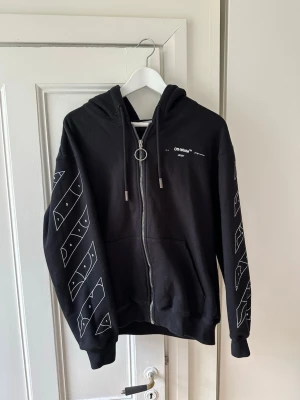 Svart Off-White zip hoodie - Yo! Säljer Off-white zip hoodie i strl M, cond 8/10, tags finns till tröjan!  