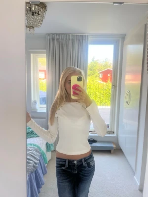 Ribbad tröja med knappar - Säljer denna ribbade tröja med knappar från Zara. Används aldrig. Max använt 2 gånger. Storlek 13-14 år
