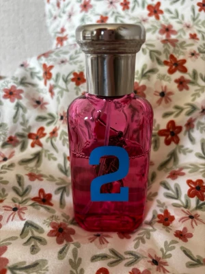 Ralph Lauren parfym för damer - HAR FORTFARANDE ORIGINAL FÖRPACKNING!! Den luktar blommigt och sött men är inte för tung! Lite mer än hälften fylld men ser ut som den är mindre på bilder. Köpt för 4 månader sedan men inte använd varje dag. Den kostade 750 ny! Pris kan defenetivt diskuteras!