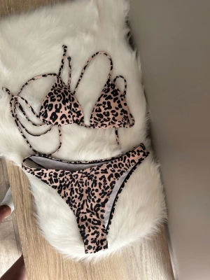 Leopard bikini set  - Jättefint bikini set som är helt nytt och aldrig använt. Den är i beige leopard och passar en S/XS. 