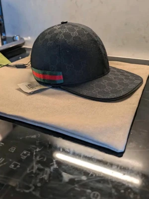 Canvas Keps - Helt ny med tagsen på. Bäst pris på hela marknaden. 3 st kvar. Fraktar och möts upp