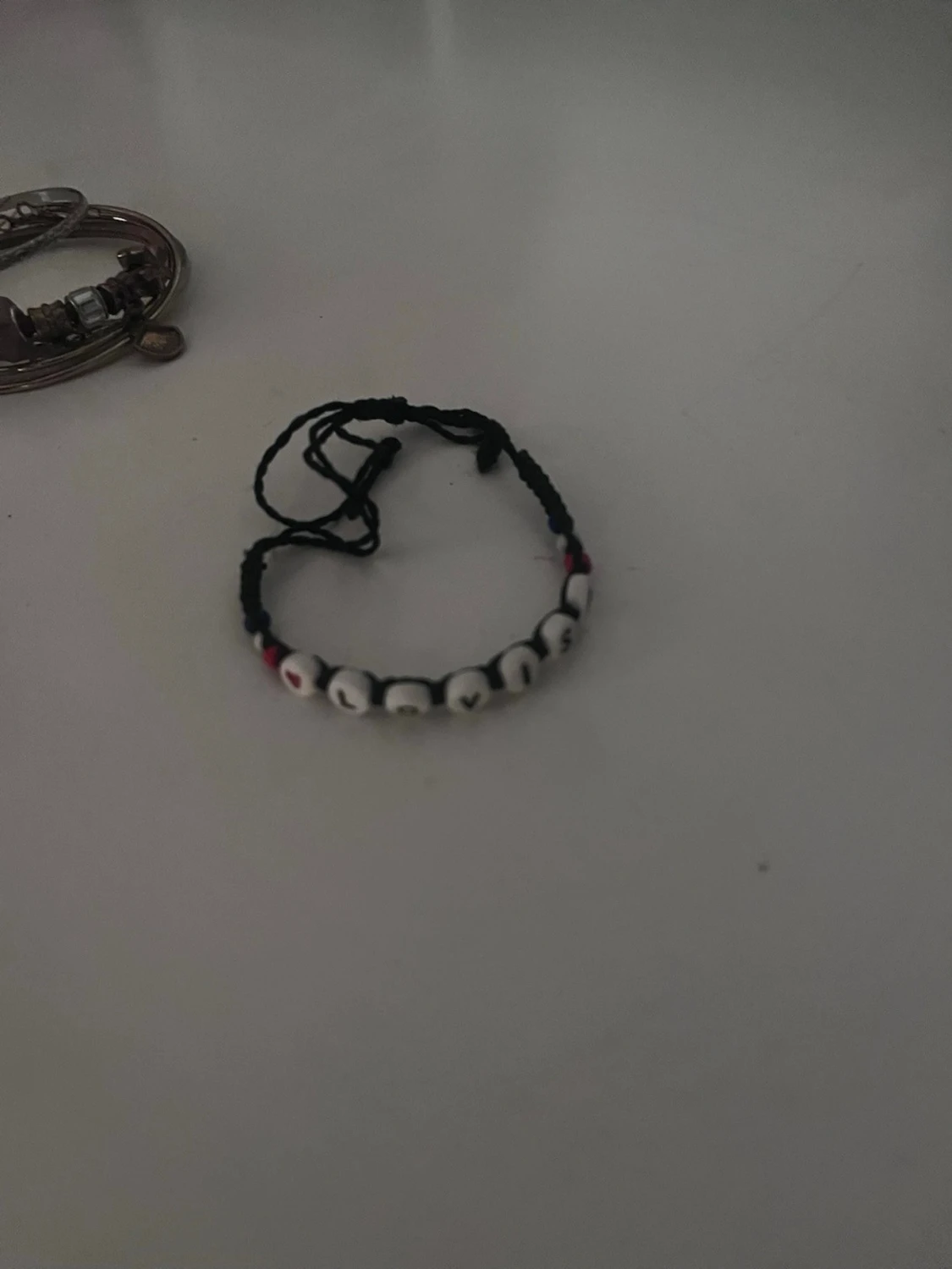 Svart armband med vita pärlor