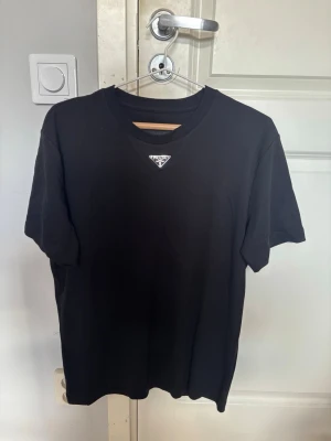 Svart t-shirt från Prada - Använd en gång, ställ gärna frågor, pris kan diskuteras, str S men sitter som M
