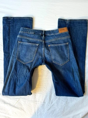 Lågmidjade bootcut jeans - Fint skick! Midjemått: 72cm Innerben: 78cm