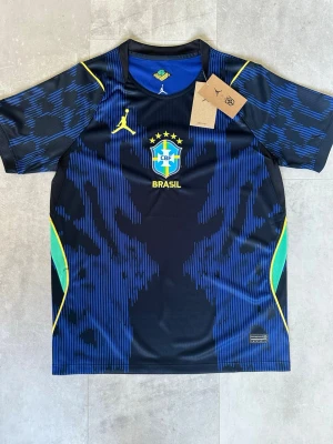 Brasilien fotbollströja - En helt ny Brasil fotbollströja 2026 VM. Den är helt ny med lappar. Storlek S. Perfekt för dig som letar efter den perfekta fotbollströjan. 