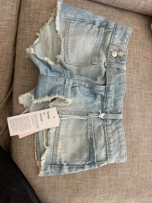 Ljusa jeansshorts lågmidjade - Säljer dessa shorts från Gina i storlek XS aldrig använt bara provat det var för små men gick inte lämna tillbaka för kappen där bak hade gått av priset kan diskuteras