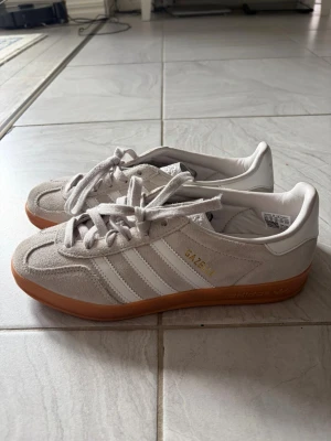 Adidas Gazelle beige sneakers - Helt nya, använt max 2 ggr
