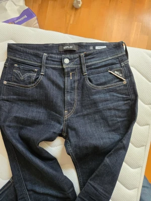 Mörkblå jeans från Replay - Snygga mörkblå jeans från Replay med klassisk femficksmodell och kontrastsömmar. W31 L32 mycket bra skick