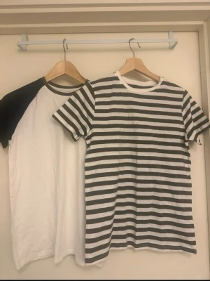 Två t-shirts storlek 152 - Säljer två snygga t-shirts.. Båda har rund hals och korta ärmar, perfekta till jeans eller shorts. Nya utan prislapp 
