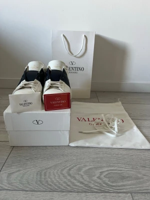 Valentino opens - Säljer dessa Valentino opens för att jag inte har någon användning av de mer. Använda ett fåtal gånger denna sommaren (bal och någon student). Perfekt nu i sommar men funkar året runt också, dessutom är de sjukt snygga! Allt ingår. Skick=9,5/10. Pris kan diskuteras!