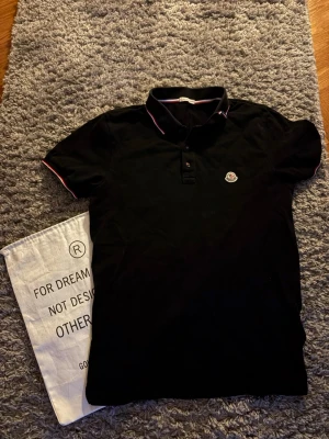 Moncler piké - En svart moncler pike i storlek S, 100% äkta I mycket bra skick