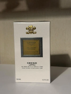 Creed Millésime Impérial parfym 100 ml - Lyxig parfym från Creed, Millésime Impérial, i elegant vit kartong med gulddetaljer och klassisk logotyp. Flaskan rymmer 100 ml och doften är känd för sin exklusiva och fräscha karaktär. Perfekt för dig som vill ha något unikt och tidlöst.