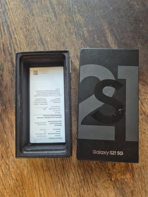 Samsung Galaxy S21 5G svart - BILLIG! Galaxy S21 5G 128 med stilren svart design och stor skärm. Telefonen har en modern form med tunna kanter och frontkamera centrerad i toppen. Levereras med originalkartong. Fungerar och kanske någon behöver den. Säljs billigt och snabbt. Bara skriva om man vill ha mer bilder och info.