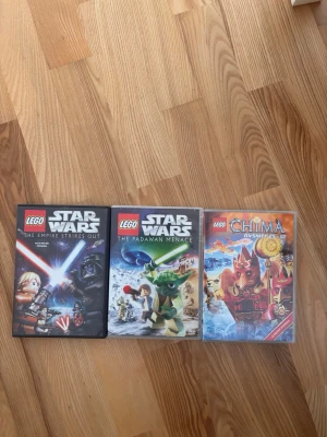 3 LEGO Star Wars & Chima dvd - Säljer tre LEGO-dvd: Star Wars The Empire Strikes Out, Star Wars The Padawan Menace och Legends of Chima. Alla i DVD-fodral med färgglada omslag och LEGO-figurer på framsidan. Perfekt för dig som gillar äventyr och humor i LEGO-världen.