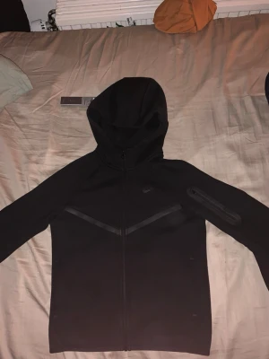 Svart Nike tech  - Passar dig som e runt 137cm till 147cm