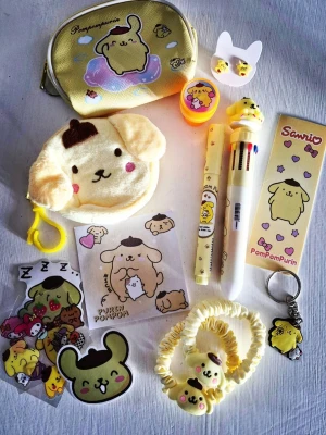 PomPomPurin Paket - PomPomPurin paket med blandade saker. Innehåller: 2 myntbörs/plånbok, 2 hårsnoddar, klistermärken, nyckelring, post-it, 1 multicolor penna, 1 penna, örhängen och bokmärke. Passar dig som gillar kawaii och Sanrio.