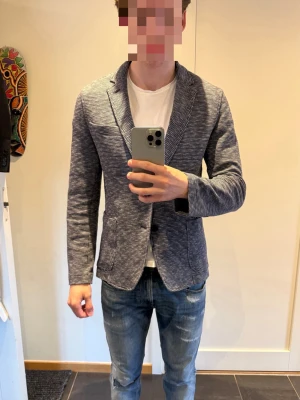 Kavaj i bomull - Hej, säljer denna super snygg kavaj i mjuk bomull i size 48 (motsvara M). Skicket är i nyskick. Märket är Trussardi jeans och går för 1500 kr nya, mitt pris endast 550kr - STEAL