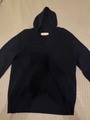 Kashmere hoodie SayLess  - Jag säljer en kashmere hoodie från Sayless den är mörkblå, den är använd 1 gång säljes för den är för liten och inte kommer till användning. Riktigt skön och bekväm.
