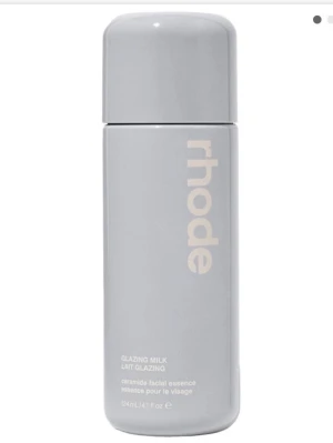 Rhode Glazing Milk toner - Rhode Glazing Milk är en ceramidbaserad ansiktsessens. Produkten är framtagen för att återfukta och stärka hudbarriären. Flaskan är 120 ml och endast testad. 