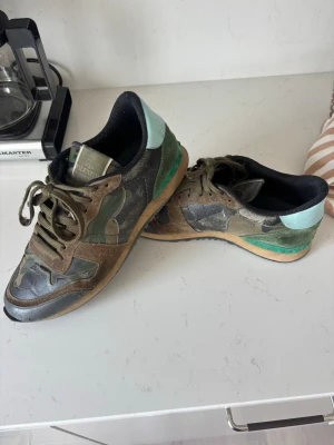 Valentino rockrunner camo  - Säljer nu av ett par fantastiska valentino rockrunners  Skorna är i använt skick, lämna in hos skräddare eller kör skolim så har du ett par fräscha pjuck för ett bra pris   Storlek: 42 fits 42.5-43  Bara hojta vid frågor