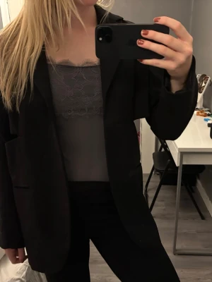 Svart oversized kavaj - Har vaddering i axlarna och slits/cut outs på sidorna! Nypris 950 kr. Oversized och passar större storlekar!!
