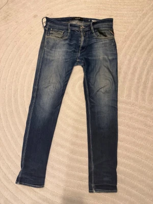 Replay anbass jeans - Grymt snygga replay jeans. W34 L32. Lite slitna mellan bena men inget som är sönder.