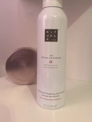 Rituals shower gel   - Säljer denna helt nya oanvända ”Foaming Shower Gel” från Rituals med doft av ris-mjölk och körsbärsblom. Perfekt för en lyxig duschupplevelse.