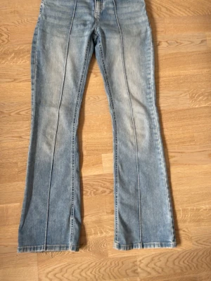 Ljusblå bootcut jeans  - Säljer ett par ljusblå bootcut jeans från Lindex. De har använts några gånger men inte allt för många. Pris kan diskuteras