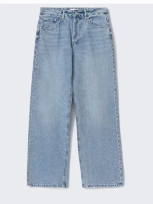 Ljusblå raka jeans med hög midja - Säljer ett par ljusblå jeans med raka ben och hög midja. Klassisk femficksmodell i denim med knapp- och dragkedjegylf. Perfekta för en avslappnad och trendig look. Materialet är bomullsdenim som ger en skön känsla och snygg passform.