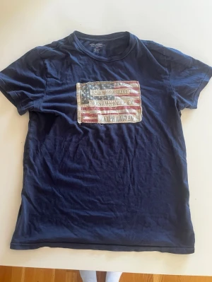 Ralph lauren denim & supply T-shirt  - Riktigt snygg och eftertraktad ralph lauren denim & supply T-shirt. fint skick inga fel storlek M kan ta mått vid behov. Endast 275 kr ej hugget i sten kom gärna med frågor och prisförslag har även mycket mer liknande i min profil alla storlekar kolla gärna stor rabatt vid köp av flera 😁✌️