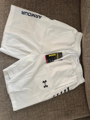 Vita Under Armour  shorts - Mycket bra