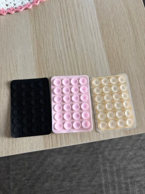 Tre små mobilgrepp sugpropp mobilhållare Octopus pop it-leksaker i olika färger - 3 pack Silikon hållare till mobilen. Med 24st sugkoppar och klister på baksidan.  Färgerna på min profil går att blanda hur man vill, meddela om du vill ha annan färg vid köp.   Skickar gärna i bundle. Mått cirka 5,5 x 8 cm.     #silikon #mobilhållare #octopus #octoholder #case #iphone #idealofsweden #skal #tillbehör #octopushållare #stativ #tiktok #mobilgrepp #sugpropp #silikongrepp #popsockets Säljer tre rektangulära pop it-leksaker i silikon, perfekta som stressleksaker. En är svart, en är lj