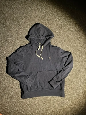 Ralph Lauren hoodie - Mörkblå Ralph lauren hoodie i väldigt bra skick. Den är i storlek M men kan uppfattas som ganska kort. Hör av er vid några frågor eller funderingar!