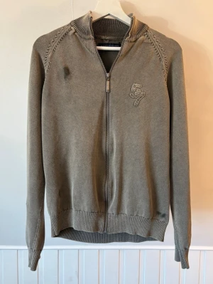 Chevignon tröja ~ sällsynt  - Sjukt eftertraktad Chevignon tröja ~ vintage modell med sliten design | st L men sitter som XS | färg beige | klassisk passform | perfekt vintage piece | OBS kan gå ner lite i pris vid snabb affär! 🏄