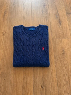 Marinblå kabelstickad tröja från Ralph Lauren  - Fint skick! Strl S Hör av dig vid frågor! 