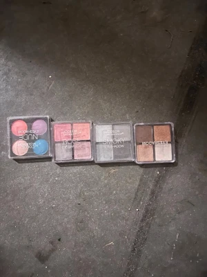 Fyra ögonskuggspaletter i olika färger - Säljer fyra olika ögonskuggspaletter med flera färger i varje. Paletterna innehåller nyanser av rosa, blått, brunt, beige, grått och svart. Perfekt för att skapa både naturliga och mer dramatiska ögonmakeuper. Kommer i fyrkantiga plastförpackningar.