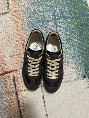 Masionmargiela gats - Ett par lite schysstare masion margiela gats i storlek 43✅. Inner sulan är ca 28 cm lång, box samt dustbags ingår. Skorna är bara testade :)